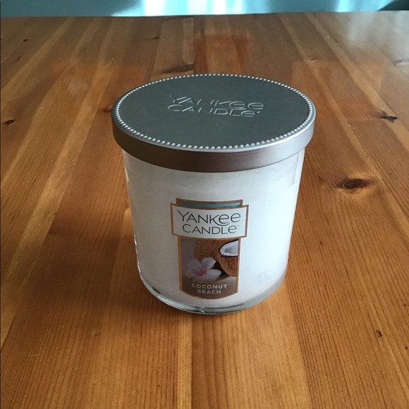 YANKEE CANDLE COCONUT BEACH 7oz CANDLE - NEW